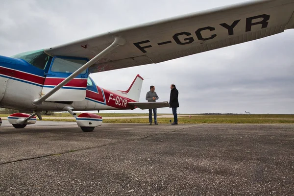 Caen France June Circa 2016 一个小区域机场跑道上的Cessna私人飞机在飞行前由飞行员和客户对飞机进行检查 — 图库照片