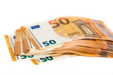 Beyaza bir sürü euro banknotları. Masaya 50 Euro. Para geçmişi. Yakın plan. Seçici odak.