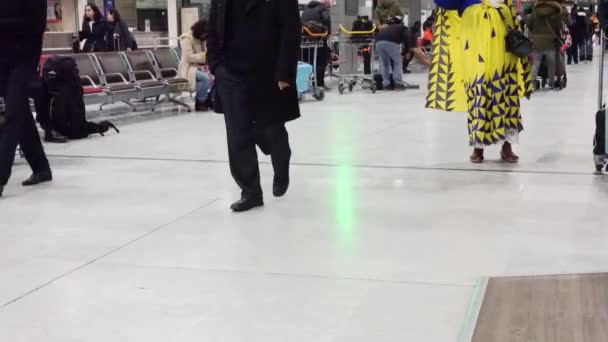 Pasajeros Identificados Caminando Aeropuerto Roissy Charles Gaulle Puerta Del Pasillo — Vídeos de Stock