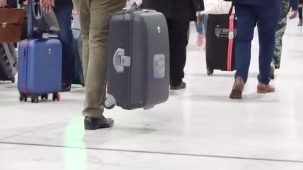 ロワシー シャルル ゴール空港を歩いてる未確認の乗客 ホールゲートだけで多くの人々ではなく 忙しい — ストック動画