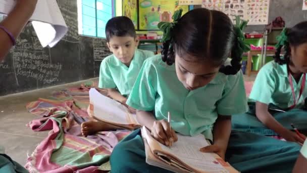 Niezidentyfikowani Chłopcy Koledzy Klasy Rządowych Mundurkach Uczą Się Książkami Klasie — Wideo stockowe