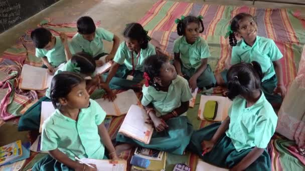 Άγνωστα Αγόρια Κορίτσια Συμμαθήτριες Κυβερνητικές Σχολικές Στολές Που Μελετούν Βιβλίο — Αρχείο Βίντεο
