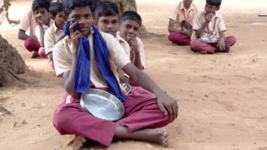 Devlet okulu üniformalı, sınıfta kitapla çalışan kimliği belirsiz sınıf arkadaşları. Şirin, tapılası yüzler.