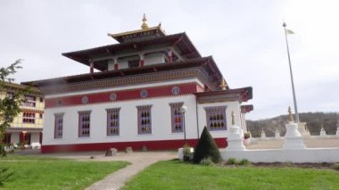 LA BOULAYE, FRANCE - Nisan 2018. Bin Budist tapınağı Wat 'ın duvar cephesindeki Mulit renkli resimler, meditasyonun ünlü yeri.
