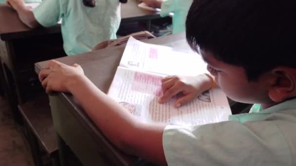 Niezidentyfikowani Koledzy Klasy Rządowych Mundurkach Uczą Się Książkami Klasie Słodkie — Wideo stockowe