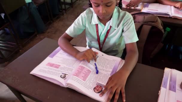 Unbekannte Klassenkameraden Staatlichen Schuluniformen Lernen Mit Buch Klassenzimmer Niedliche Bezaubernde — Stockvideo