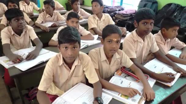 Compañeros Clase Identificados Uniformes Escolares Del Gobierno Que Estudian Con — Vídeo de stock