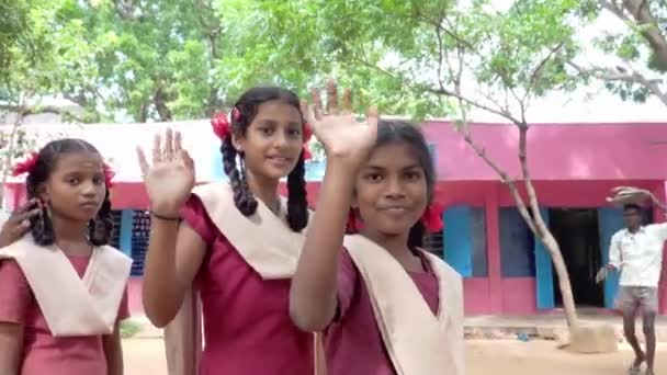 印度波杜舍利 2019年12月 身份不明快乐有趣的孩子们午饭后与身穿政府校服的同学在户外玩耍 幸福和快乐 即使他们是穷人 — 图库视频影像