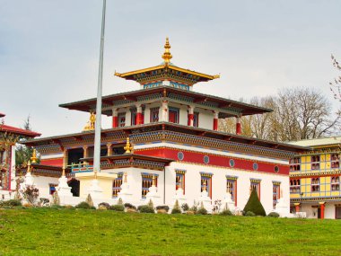 LA BOULAYE, FRANCE - Nisan 2018. Ünlü Bin Budha Tapınağı 'nın açık hava manzarası. Farklı boyutlarda Buda heykelleri, birçok Thangka tabloları, duvar freskleri ve frizleri olan üç katlı bir Bhutan tarzıdır.