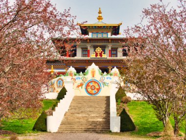 LA BOULAYE, FRANCE - Nisan 2018. Ünlü Bin Budha Tapınağı 'nın açık hava manzarası. Farklı boyutlarda Buda heykelleri, birçok Thangka tabloları, duvar freskleri ve frizleri olan üç katlı bir Bhutan tarzıdır.