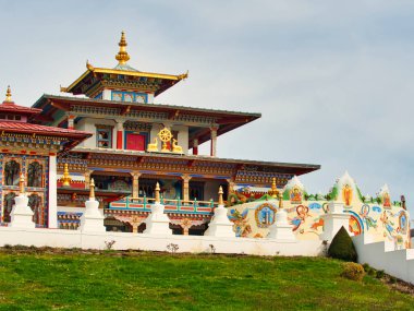 LA BOULAYE, FRANCE - Nisan 2018. Ünlü Bin Budha Tapınağı 'nın açık hava manzarası. Farklı boyutlarda Buda heykelleri, birçok Thangka tabloları, duvar freskleri ve frizleri olan üç katlı bir Bhutan tarzıdır.