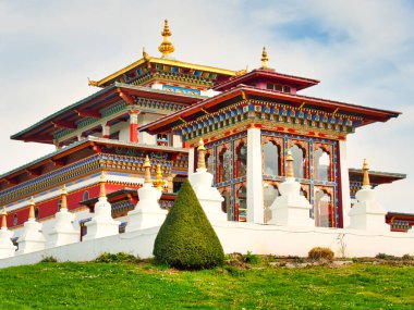LA BOULAYE, FRANCE - Nisan 2018. Ünlü Bin Budha Tapınağı 'nın açık hava manzarası. Farklı boyutlarda Buda heykelleri, birçok Thangka tabloları, duvar freskleri ve frizleri olan üç katlı bir Bhutan tarzıdır.