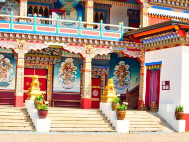 LA BOULAYE, FRANCE - Nisan 2018. Bin Budist tapınağı Wat 'ın duvar cephesindeki Mulit renkli resimler, meditasyonun ünlü yeri.