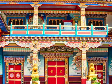 LA BOULAYE, FRANCE - Nisan 2018. Bin Budist tapınağı Wat 'ın duvar cephesindeki Mulit renkli resimler, meditasyonun ünlü yeri.