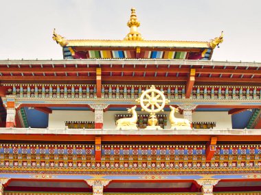 LA BOULAYE, FRANCE - Nisan 2018. Bin Budha tapınağının çatısının renkli detayları. Tahta oyma. Farklı boyutlarda Buda heykelleri, birçok Thangka tabloları, duvar freskleri ve Frie heykelleriyle çok renkli, üç katlı Bhutanese tarzı.