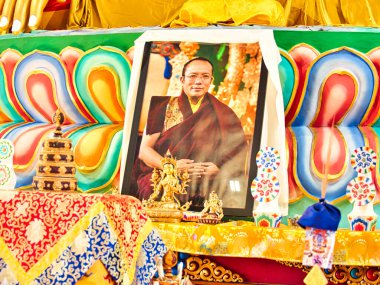 LA BOULAYE, FRANCE - Nisan 2018. Renkli mimari detaylar ve bin Buda tapınağı adı verilen bir Tibet tapınağının geleneksel renkli resimleri. Birçok Thangka tablosu, duvar freskleri ve frizbiler.