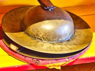 Budist Gong Ana 'nın geleneksel davulları Fransa' daki Budist tapınağında çalıyor.