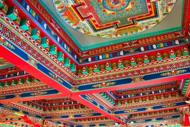 LA BOULAYE, FRANCE - Nisan 2018. Renkli mimari detaylar ve bin Buda tapınağı adı verilen bir Tibet tapınağının geleneksel renkli resimleri. Birçok Thangka tablosu, duvar freskleri ve frizbiler.