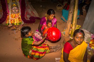 PUDUCHERRY, İNDİA - Aralık 2019. Hindu dini bayramı. Ganesh 'i kutlamak için gece festivali, tanrılar. Puja kutlaması