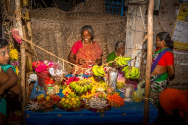 PUDUCHERRY, İNDİA - Aralık 2019. Hindu dini bayramı. Ganesh 'i kutlamak için gece festivali, tanrılar. Puja kutlaması