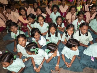 PUDUCHERRY, İNDİA - Aralık 2019. Tanımlanamayan mutlu öğrenciler devlet okulu üniformalı sınıf arkadaşları evde oturup ders çalışıyorlar. Yardım için gülümseyen zavallı çocukların portresi.