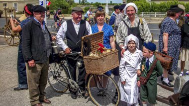 Aziz Michael L 'Eglise, FRANSA - 6 Haziran 2019. 1940 'larda Normandiya' da 2. Dünya Savaşı 'nda Normandiya Çıkarması' nda poz veren insanların geçit töreni. İnsanlar 5 yıllık savaştan sonra özgürlüklerini buldular. Mutlu Gün Anıtı