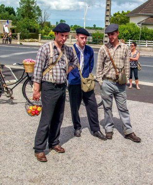 Aziz Michael L 'Eglise, FRANSA - 6 Haziran 2019. 1940 'larda Normandiya' da 2. Dünya Savaşı 'nda Normandiya Çıkarması' nda poz veren insanların geçit töreni. İnsanlar 5 yıllık savaştan sonra özgürlüklerini buldular. Mutlu Gün Anıtı
