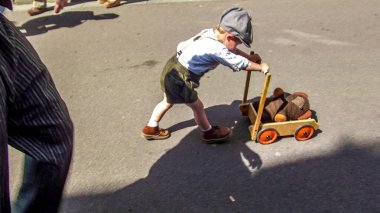 Aziz Michael L 'Eglise, FRANSA - 6 Haziran 2019. 1940 'larda Normandiya' da 2. Dünya Savaşı 'nda Normandiya Çıkarması' nda poz veren insanların geçit töreni. İnsanlar 5 yıllık savaştan sonra özgürlüklerini buldular. Mutlu Gün Anıtı