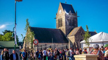 Aziz Michael L 'Eglise, FRANSA - 6 Haziran 2019. 1940 'larda Normandiya' da 2. Dünya Savaşı 'nda Normandiya Çıkarması' nda poz veren insanların geçit töreni. İnsanlar 5 yıllık savaştan sonra özgürlüklerini buldular. Mutlu Gün Anıtı