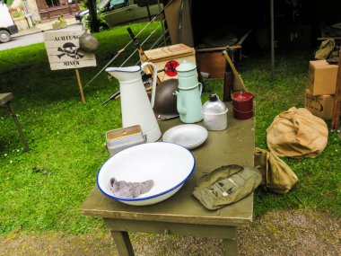 İkinci Dünya Savaşı 'nın sonunda Fransa' nın Normandiya kentinde askeri kamptaki askeri sahra hastanesinin parçaları sergileniyor..