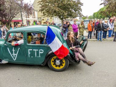Aziz Michael L 'Eglise, FRANSA - 6 Haziran 2019. Normandiya Çıkarması 'nın kutlanması, silahlı çıkarma, İkinci Dünya Savaşı' nın Normandiya 'da sona ermesi, müttefik ülkelerin yardımıyla. Çekici araba, Lorraine Cross, sınır dışı NN