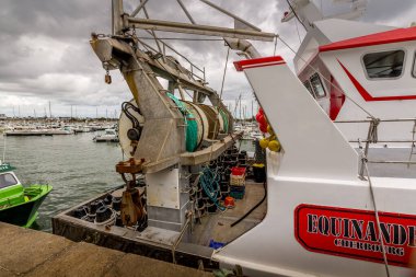 SAINT VAAST, FRANCE - MAYIS Circa, 2020. Corona covid 19 salgını yüzünden limandaki balıkçı tekneleri işlerini durdurdu. Tarım sektöründe ekonomik kriz kavramı