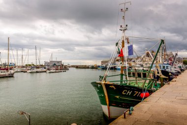 SAINT VAAST, FRANCE - MAYIS Circa, 2020. Corona covid 19 salgını yüzünden limandaki balıkçı tekneleri işlerini durdurdu. Tarım sektöründe ekonomik kriz kavramı