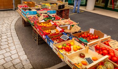 SAINT VAST LA HOUGE, FRANCE Eylül 2020. Tecrit bittikten sonra, sokak sebze pazarında,... sosyal uzaklık ve küresel karantina süresince COVID-19 virüsü salgınından müşteri çekmek yasaktır. COVID-19 'un küçük işletmedeki etkisi