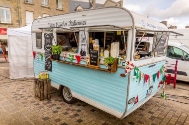 Saint VAAST LA HOUG, FRANCE Nisan 2020. Sokak pazarına park edilmiş klasik bir karavan yemek kamyonu. Koronavirüs kilitlenmesi nedeniyle müşteri yok