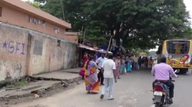 PUDUCHERRY, İNDİA - Aralık 2019. Yol trafiği. Bir sürü araç var. Köyün ana caddesinde motosikletler, otobüsler.