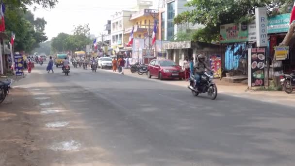 印度波杜舍利 2019年12月 许多汽车和摩托车在乡村主干道上行驶在路上 所有的车辆都鸣着嘈杂的街道 — 图库视频影像