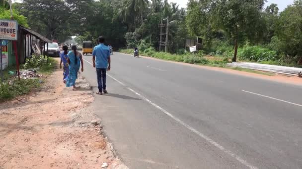 印度波杜舍利 2019年12月 许多汽车和摩托车在乡村主干道上行驶在路上 所有的车辆都鸣着嘈杂的街道 — 图库视频影像