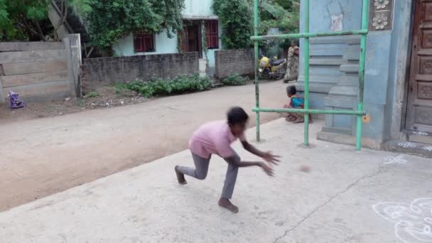 Puducherry Inde Décembre 2019 Enfants Jouant Baseball Dans Rue Dans — Video