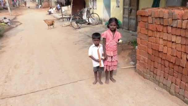印度波杜舍利 2019年12月 两个兄弟姐妹的孩子都很害怕 也很担心 拥抱着他的母亲 在村子的肮脏街道上 — 图库视频影像