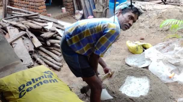 Puducherria India Grudzień 2018 Indyjscy Tynkarze Używają Cementu Tynkowania Betonowej — Wideo stockowe