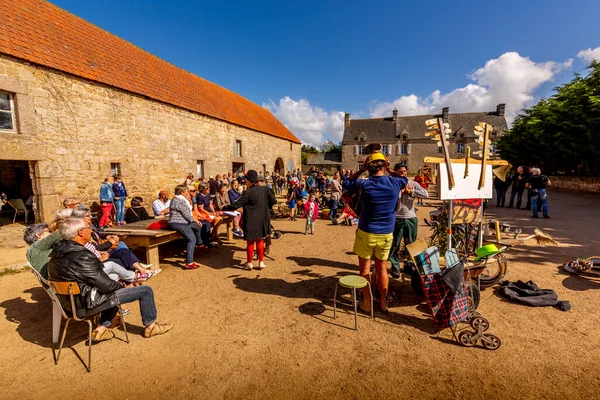 Valognes Frankreich September Circa 2020 Unbekannte Straßenmusiker Und Interpreten Singen — Stockfoto