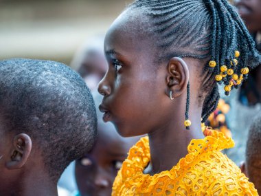 Bour, Senegal - 2021 Temyiz Dairesi. Kimliği belirsiz genç Senegalli çocukların portresi, kameraya bakmıyor. Güzel cilt, saçlar, açık renk. Açık havada.