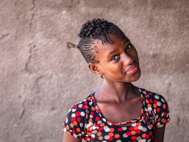 Bour, Senegal - 2021 Temyiz Dairesi. Tanımlanamayan genç Senegalli çocuğun portresi, kameraya bakıyor. Güzel cilt, saçlar, açık renk. Mutlu bir duygu. Açık havada.