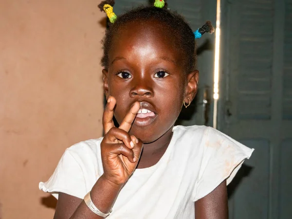 Mbour Senegal Enero Circa 2021 Retrato Niño Senegalés Identificado Mirando —  Fotos de Stock
