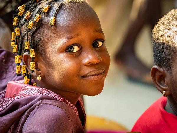 Bour, Senegal - 2021 Temyiz Dairesi. Tanımlanamayan genç Senegalli çocuğun portresi, kameraya bakıyor. Güzel cilt, saçlar, açık renk. Mutlu bir duygu. Açık havada.