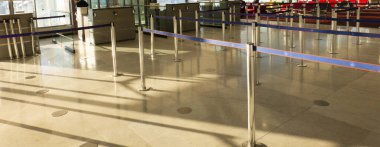 Paris, Fransa - Eylül 2020. Covid-19 durumu sırasında Paris havaalanının boş kalkış salonu, bu havaalanı Fransa 'nın en trafik havaalanıdır. Gün batımında sıcak bir ışık. Felaket ekonomik dünya krizi