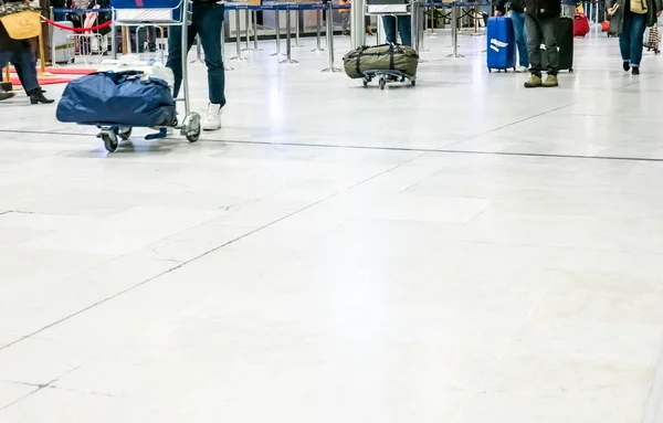 Resenär Med Resväska Bagage Promenader Flygplatsen Terminal Hall Gångväg För — Stockfoto