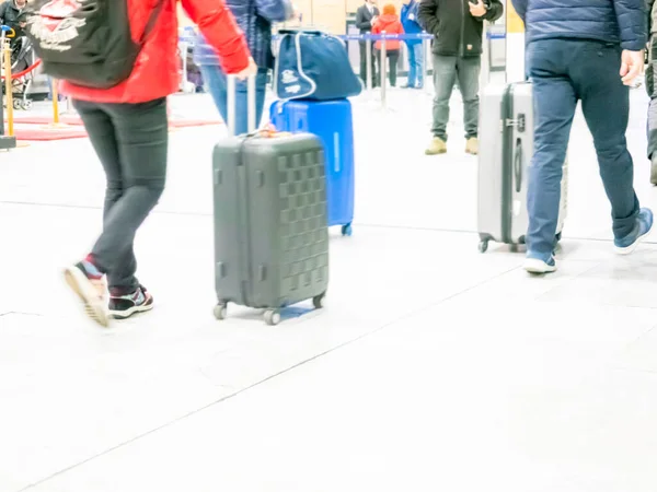 Weinig Reiziger Met Reiskoffer Bagage Wandelen Luchthaven Terminal Hal Loopbrug — Stockfoto