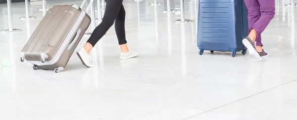 Férfi Vagy Utazó Utazási Bőrönd Poggyász Séta Repülőtér Terminál Folyosón — Stock Fotó